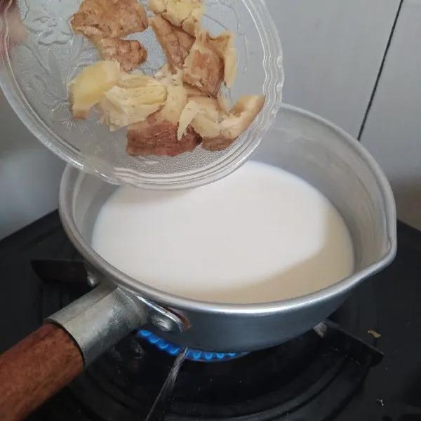 Rebus susu dan jahe hingga mendidih.