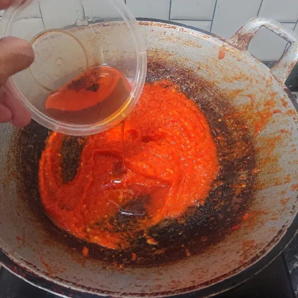 Tuang hasil blender ke wajan. Tumis hingga air menyusut, kemudian tambahkan minyak goreng. Tumis lagi. Cek rasa.