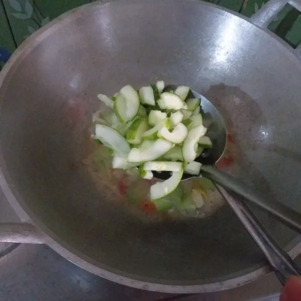 Masuk kan mentimun, Labu Siam, air masak hingga agak lunak.
