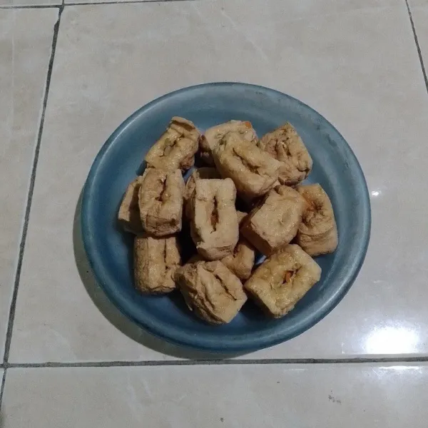Setelah sayuran agak dingin, isikan sayuran ke dalam tahu.