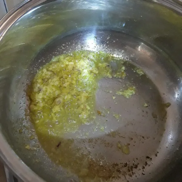 Haluskan bumbu halus lalu tumis hingga matang dan harum.