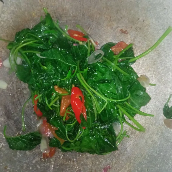 Aduk sampai bumbu tercampur sempurna. Matikan kompor dan sajikan.