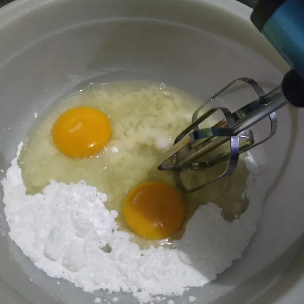 Kocok telur dan gula halus hingga adonan mengembang dan berwarna pucat.