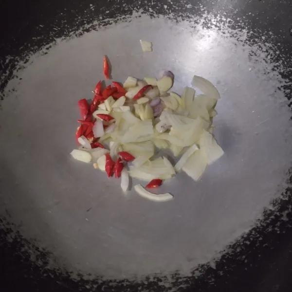 Tumis bumbu iris hingga harum.