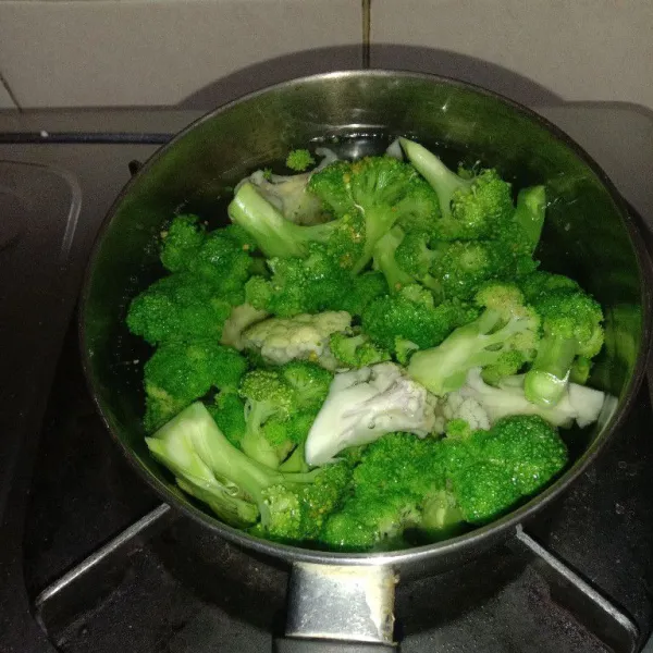 Rebus air hingga mendidih lalu masukkan brokoli dan kembang kol, beri sedikit garam masak selama 1 menit, angkat, tiriskan.