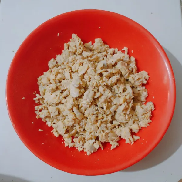Potong-potong tempe, lalu tumbuk setengah halus.