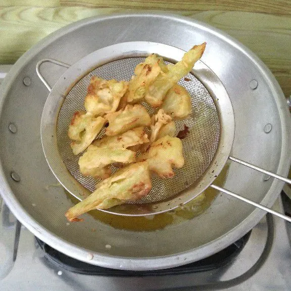 Panaskan minyak dalam wajan. Goreng kembang kol hingga crispy, lalu angkat dan tiriskan.
