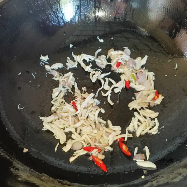 Iris tipis bawang merah, bawang putih dan cabai, lalu tumis sampai harum.