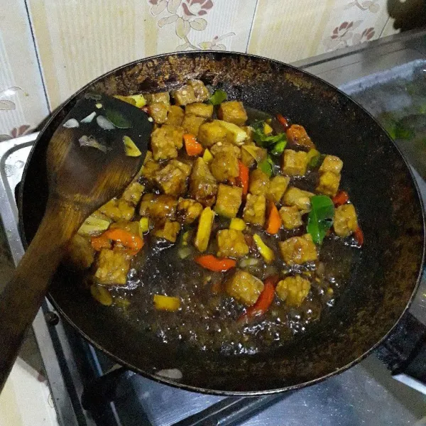 Tambahkan kecap, gula merah, larutan asam jawa, garam dan kaldu bubuk. Aduk rata dan koreksi rasa, masak hingga air menyusut. Tempe orek siap disajikan.