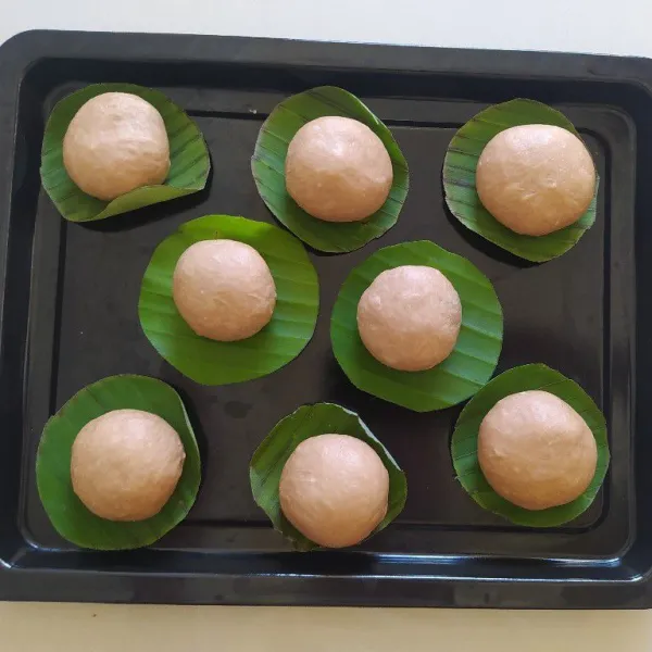 Rounding bakpao, lalu alasi dengan daun pisang