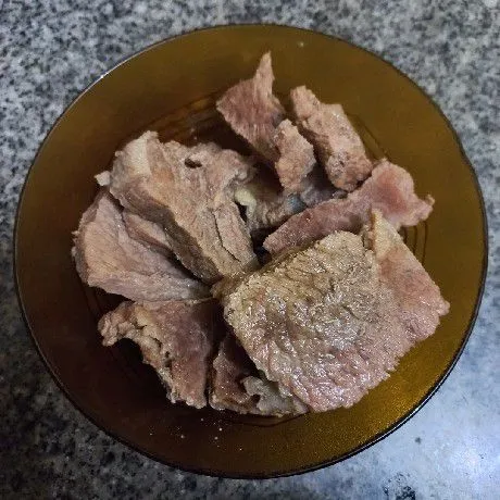 Rebus potongan daging sapi hingga setengah matang, tiriskan