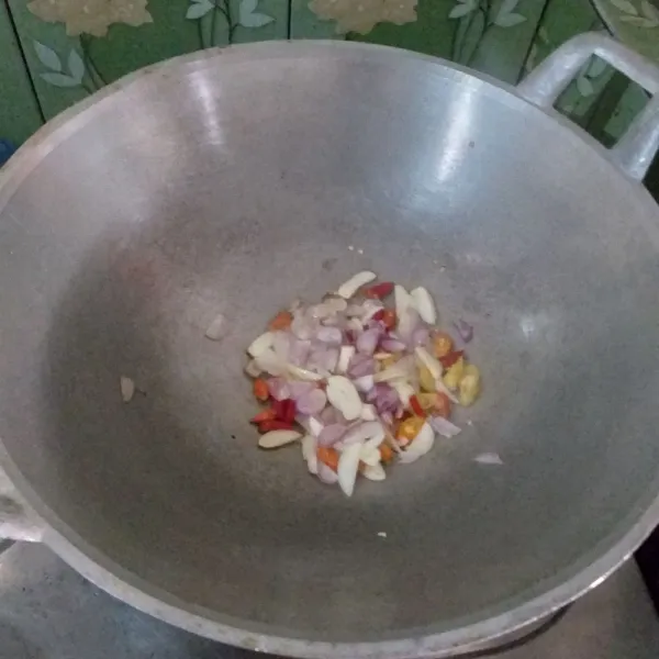 Tumis bumbu iris hingga harum.