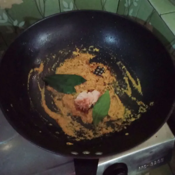 Masukkan daun salam, lengkuas tumis kembali.