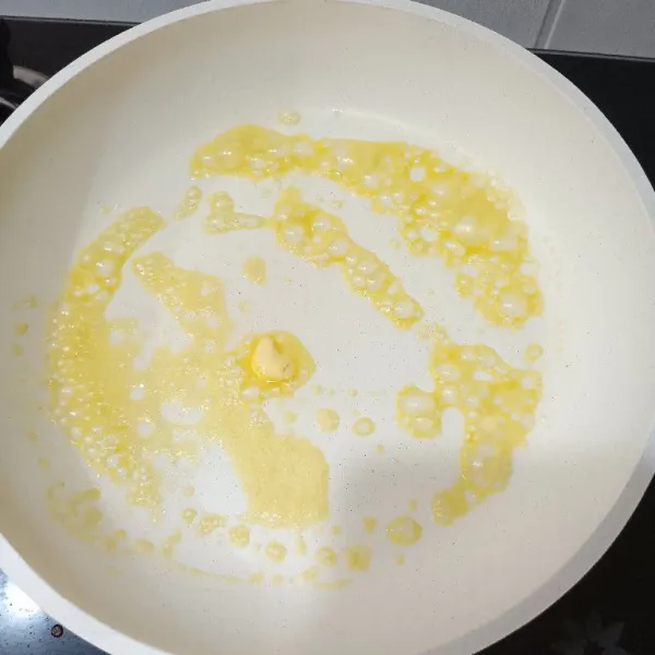Lelehkan margarin di atas pan.