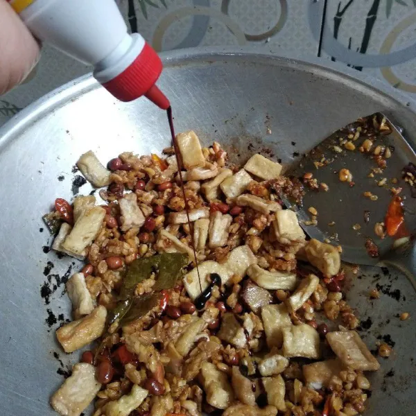 Masukkan kecap manis, aduk kembali sampai semua tercampur rata. Koreksi rasa dan siap untuk disajikan.