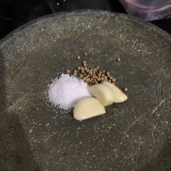 Halus kan bawang putih, garam, dan ketumbar.