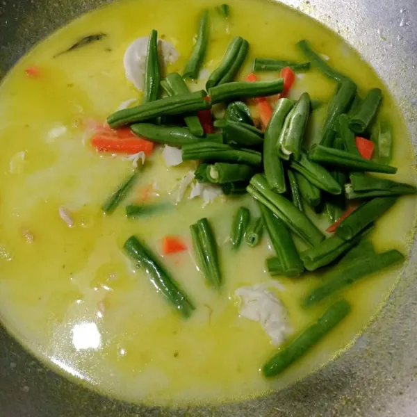 Masukkan buncis dan wortel.