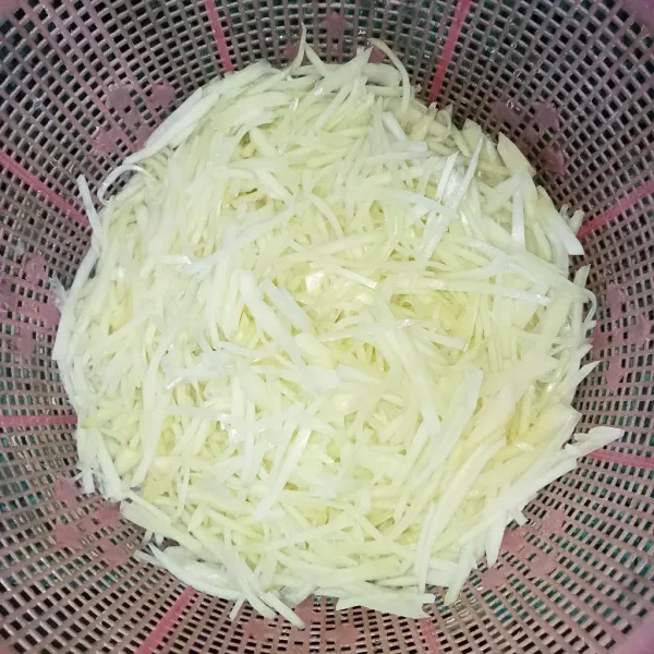 Potong memanjang seukuran korek api, remas-remas pakai garam lalu cuci bersih.
