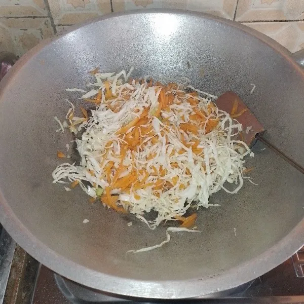 Tumis bumbu halus hingga harum, kemudian masukkan sayuran. Tambahkan gula dan kaldu bubuk. Aduk hingga tercampur rata. Masak hingga air agak surut.