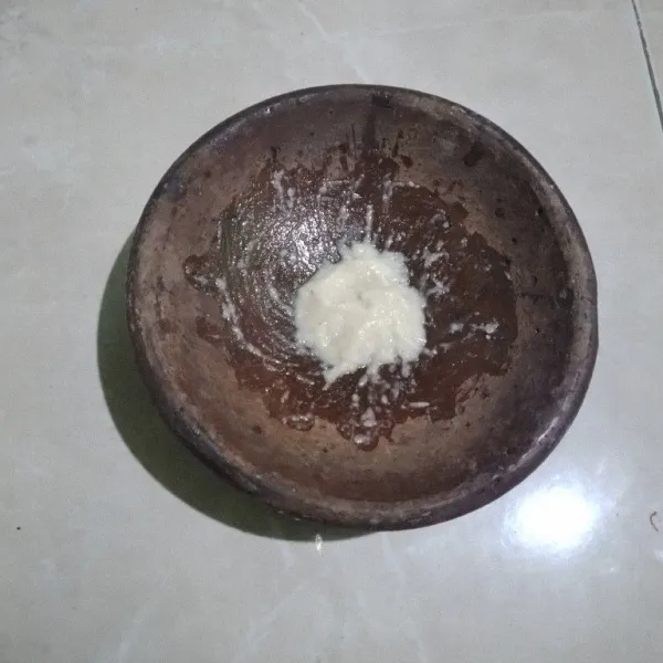 Haluskan bawang putih dan garam.