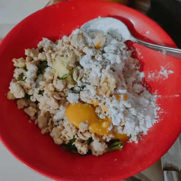 Masukkan irisan daun bawang, kuning telur, dan semua bumbu jadi satu. Untuk putih telurnya sisihkan buat bahan pencelup nanti saat hendak menggoreng