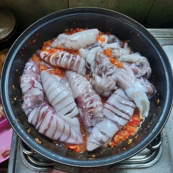 Masukkan cumi yang sudah di kerat-kerat, masak sampai cumi berubah warna.