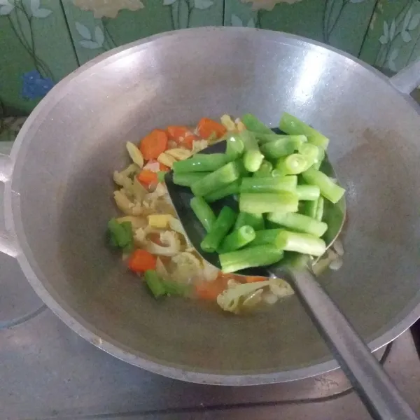 Masukkan buncis masak sebentar.