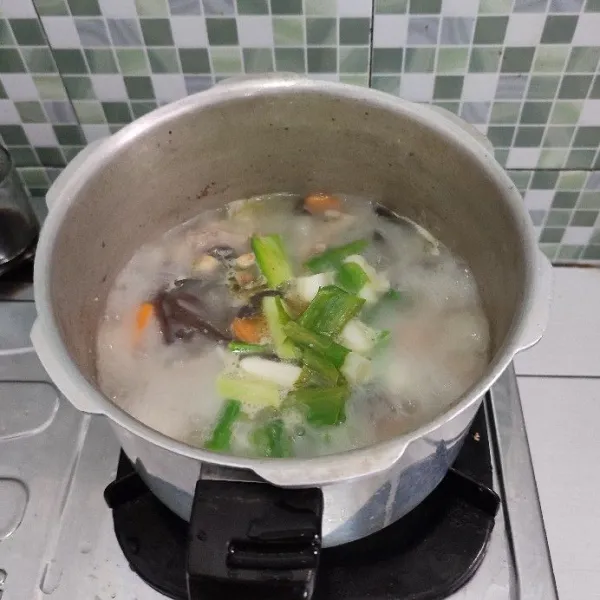 Setelah itu masukkan daun bawang. Jika semua bahan sudah empuk. Matikan api.