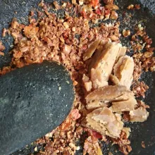 Masukkan gula merah, haluskan kembali. Tambahkan air, aduk sampai tercampur rata.