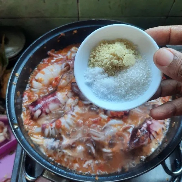 Tambahkan gula, garam dan kaldu bubuk, aduk-aduk.