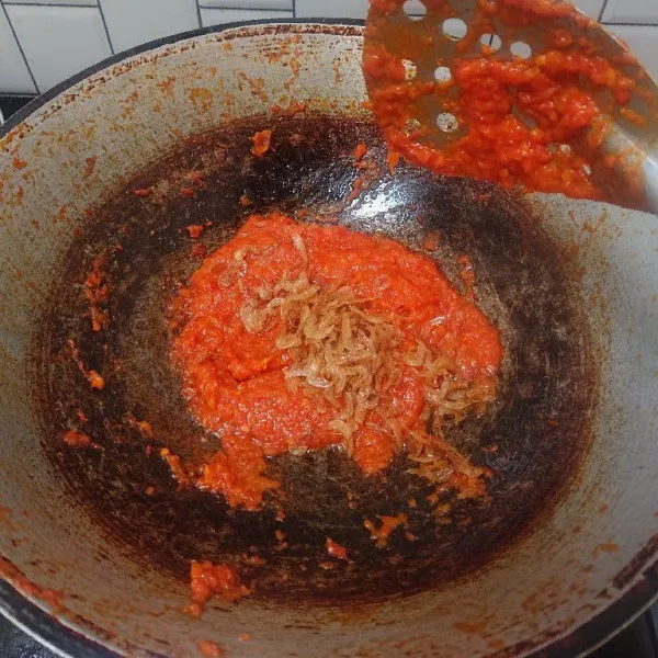 Tambahkan rebon. Tumis hingga air menyusut sempurna.