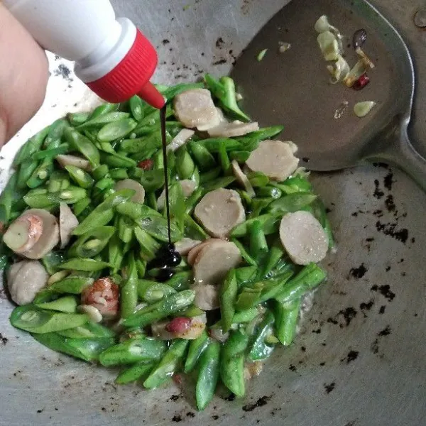 Masukkan garam, kaldu bubuk dan kecap. Masak sampai bumbu meresap. Koreksi rasa dan siap untuk disajikan.