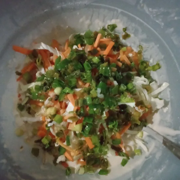 Masukkan daun bawang, daun seledri, garam, kaldu bubuk, lada bubuk, gula aduk rata.