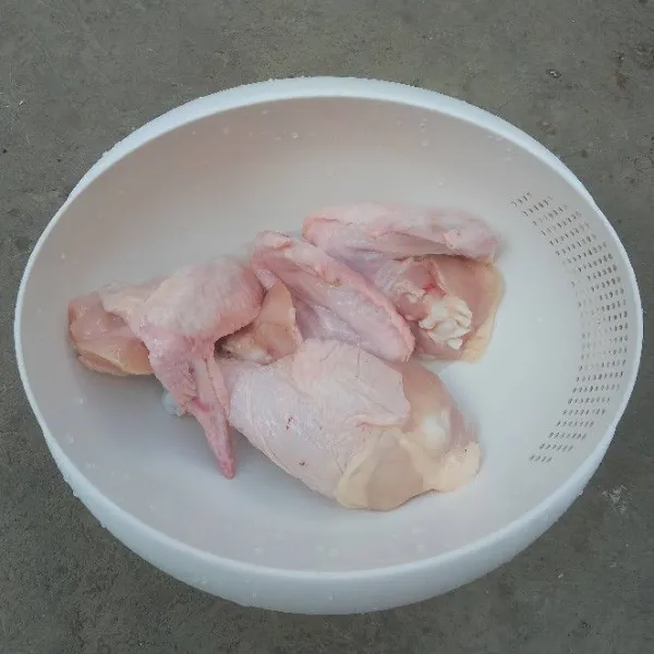 Potong ayam dengan ukuran sedang.