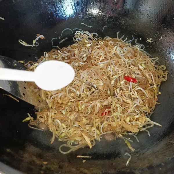 Bumbui dengan garam, lada bubuk, gula pasir dan kaldu jamur.