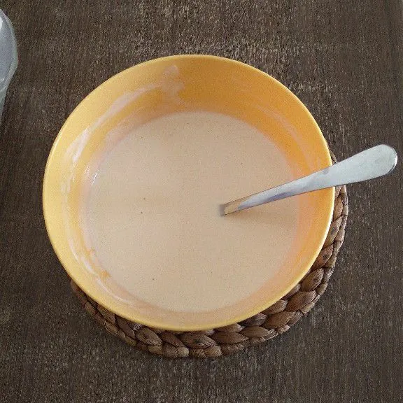 Campurkan tepung beras, tepung terigu, garam, kaldu jamur, lada, dan air. Aduk hingga adonan tercampur dan tidak bergerindil.