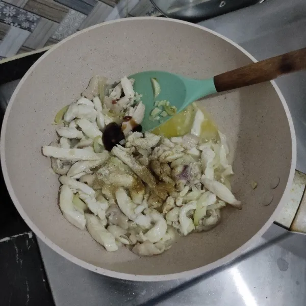 Tambahkan lada bubuk, minyak wijen, saos tiram, kecap manis, gula dan garam lalu koreksi rasa.