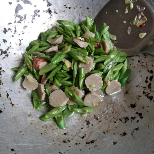 Masukkan buncis dan bakso, tambahkan air.