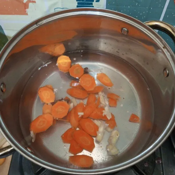 Lalu masukan wortel masak sampai wortel empuk.