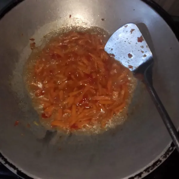 Masukkan bumbu halus, kemudian tambahkan irisan wortel lalu tuangkan sedikit air. Tunggu sampai wortelnya lunak. Bumbui dengan garam, penyedap rasa, dan tambahkan kaldu bubuk.