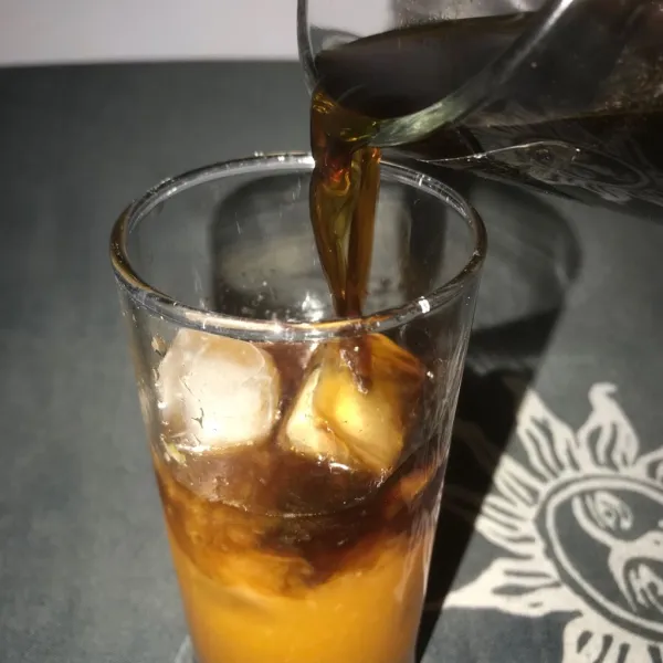 Tuang seduhan kopi, tambahkan garnish dan siap dinikmati.