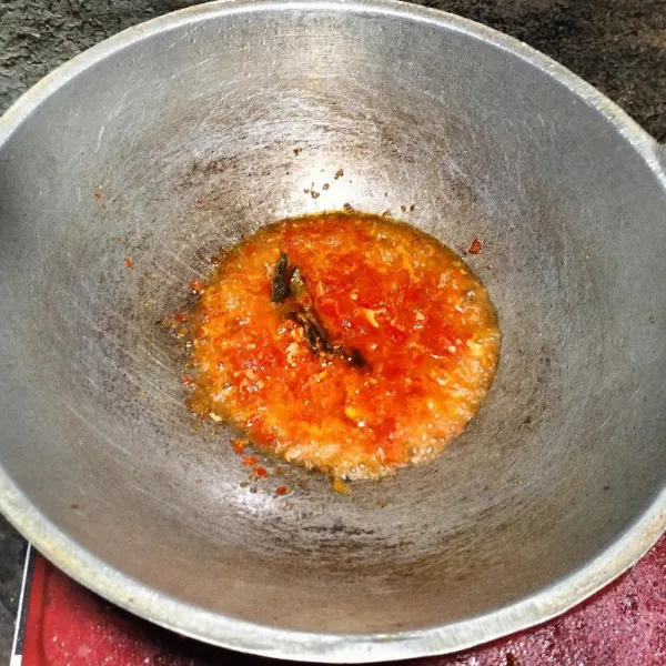 Tumis bumbu cabai dengan sedikit minyak bersama daun salam sampai setengah kering. Tambahkan sedikit air, gula, garam, bumbu penyedap, dan ketumbar bubuk.
