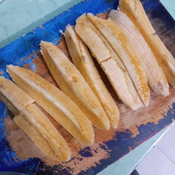 Potong-potong pisang. Satu buah pisang jadi 4 bagian.