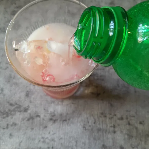 Masukkan air soda secukupnya.