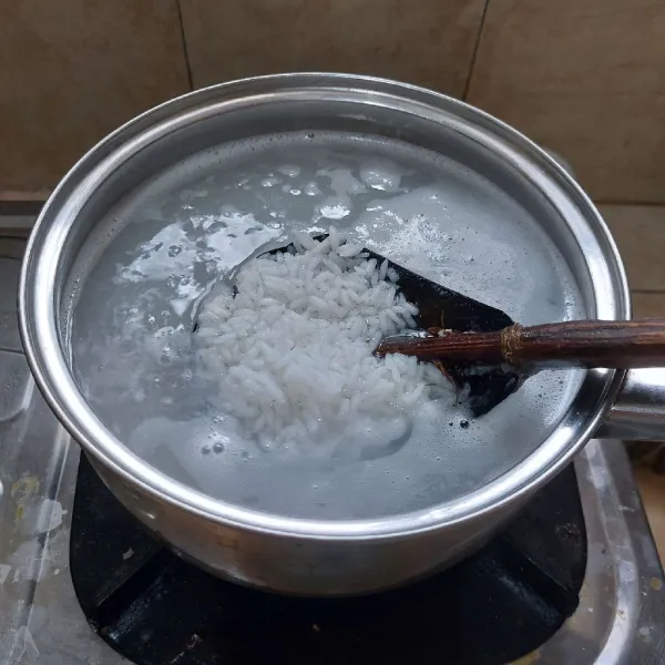 Campur semua beras dengan air, masak seperti biasa menanak nasi.