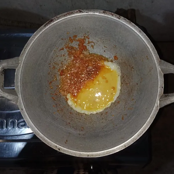Masukkan telur, orak arik sampai telur matang.