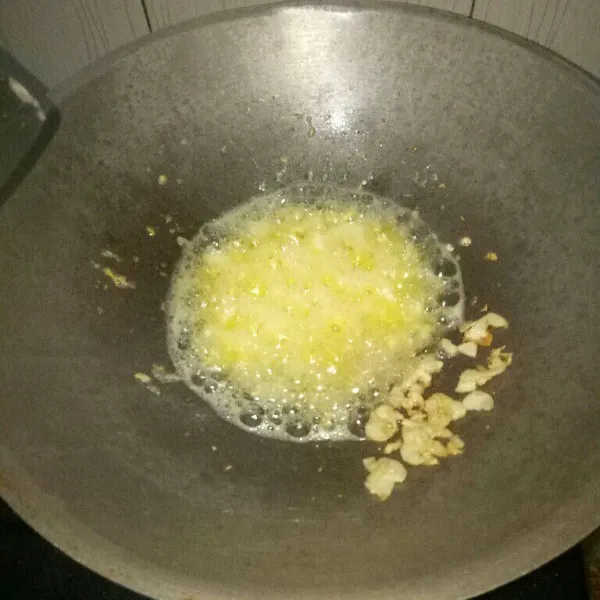 Siapkan pan dan panaskan minyak, tumis bawang putih sampai harum. Sisihkan di pinggir, lalu masukkan telur aduk orak arik.