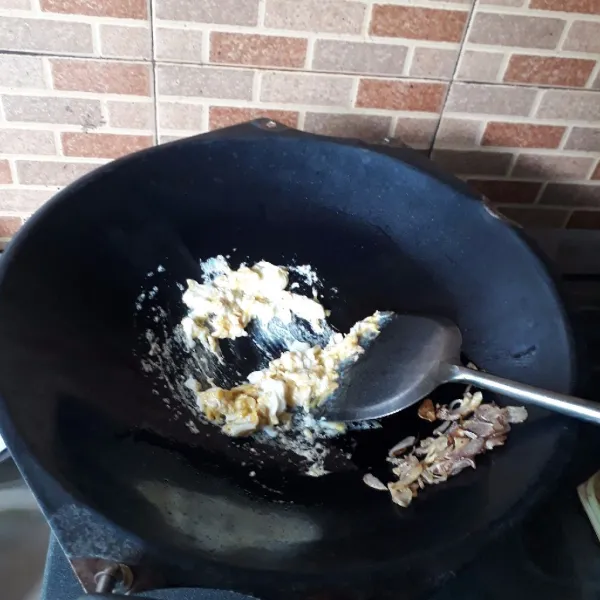 Goreng telur dan orak - arik.
