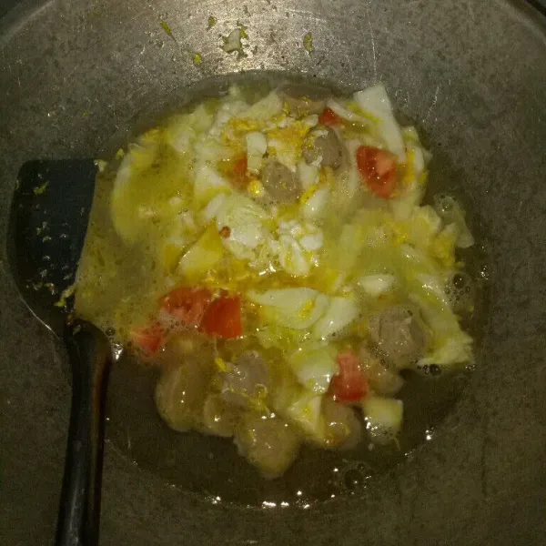 Setelah kuah mendidih masukkan bumbu garam, merica bubuk, kaldu bubuk dan kecap asin. Masak sampai sayuran setengah matang.