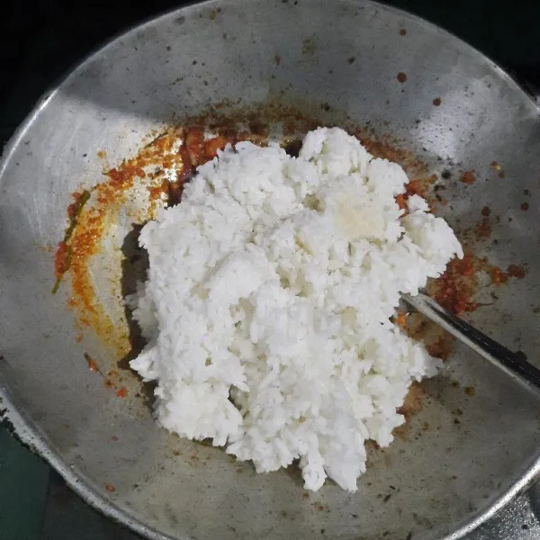 Masukkan nasi putih.